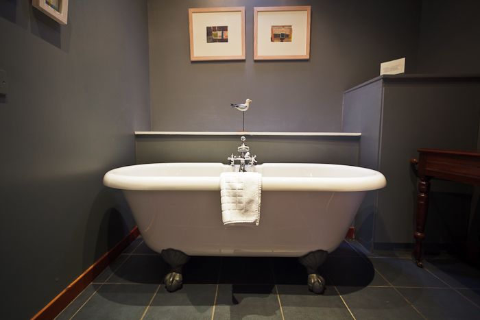 room 6 bath